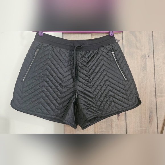 ATHLETA Apres Ski quilted Short Zip Pockets in black. Size 4 - Picture 11 of 15